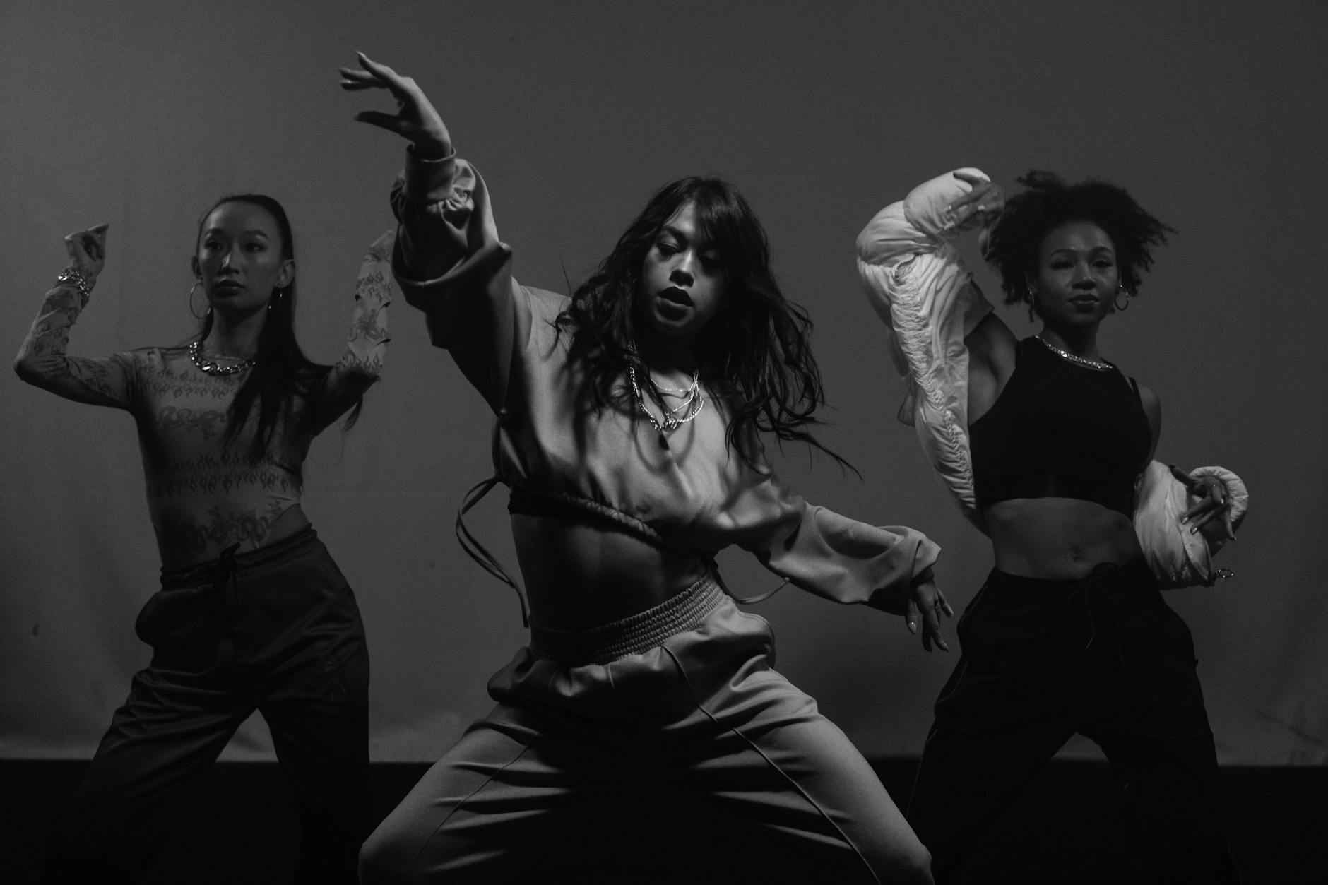 tańcząca grupa osób