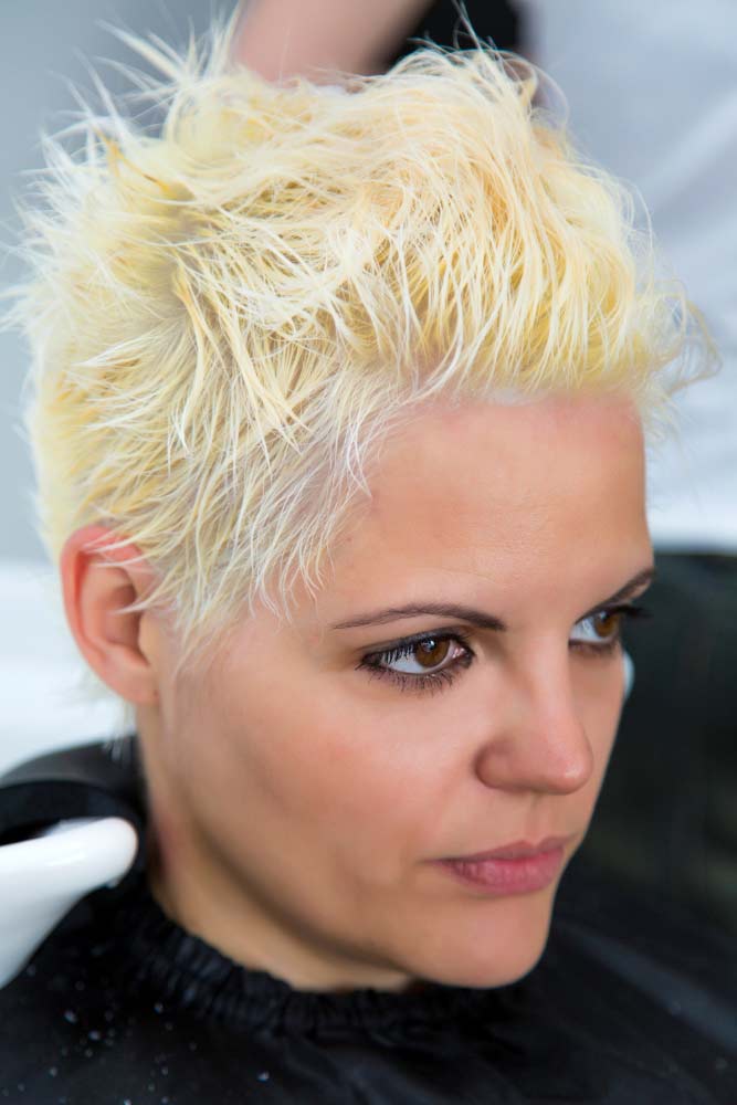 Bixie cut – wysoko uniesione włosy , wariant na co dzień