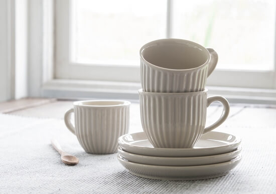 biale-filizanki-ze-spodkiem