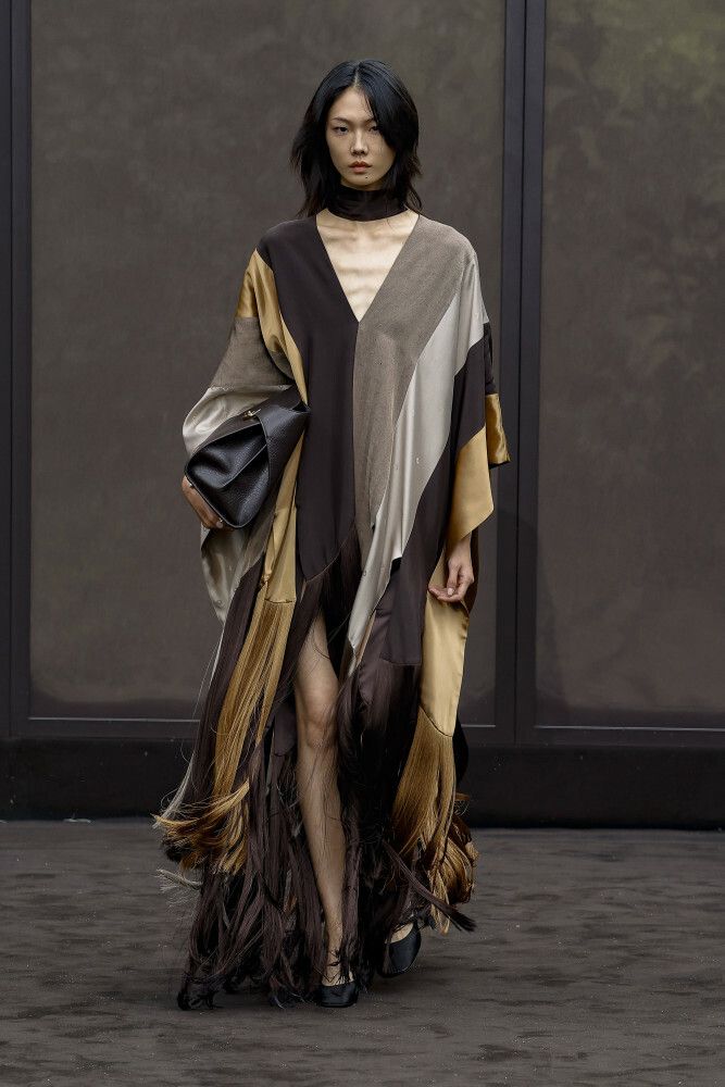 Ferragamo SS26: frędzle jako detal–bohater stylizacji, trend wiosna–lato 2026, Mediolan, fot. East News