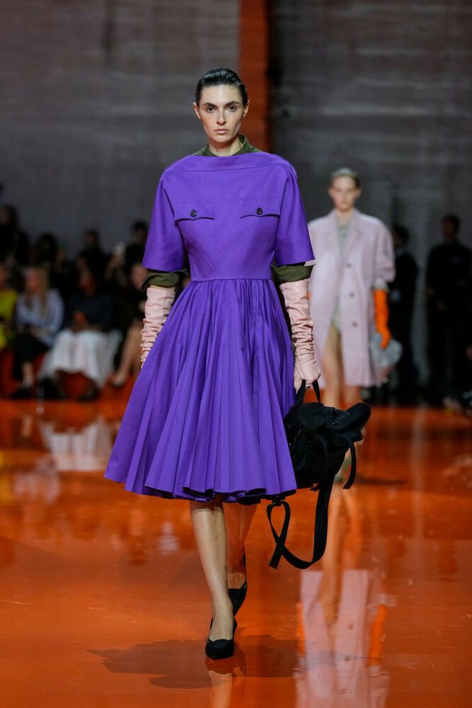 Prada SS26: kolor w prostym kroju, trend wiosna–lato 2026, Mediolan, fot. East News