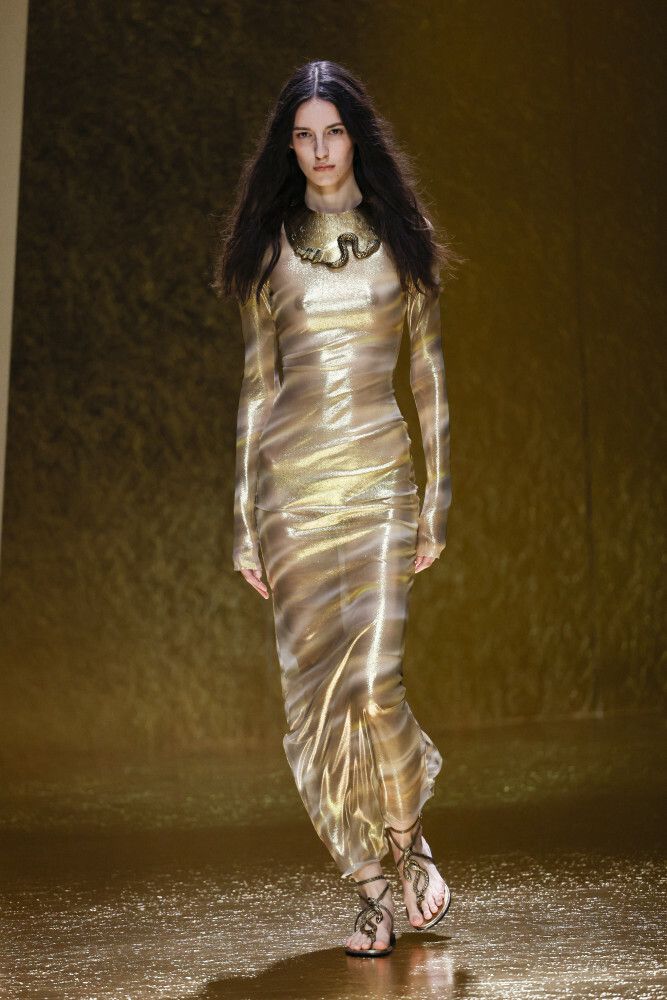 Roberto Cavalli SS26: połysk, satyna i metaliczna tkanina na dzień, trend wiosna–lato 2026, Mediolan, fot. East News