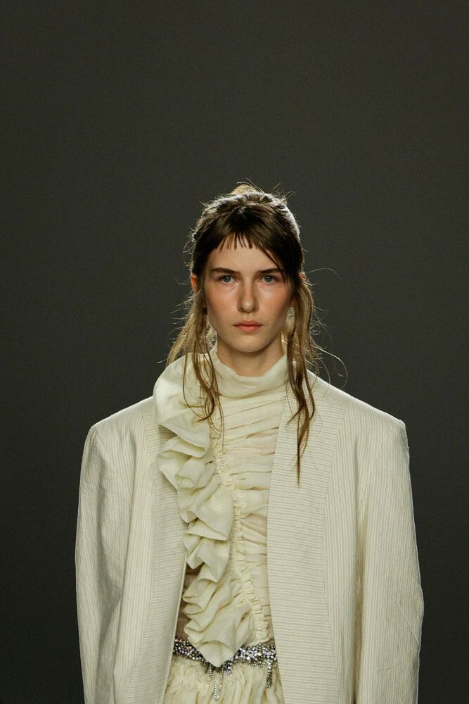 Mikrogrzywka 2026: graficzny akcent fryzury na pokazach SS26