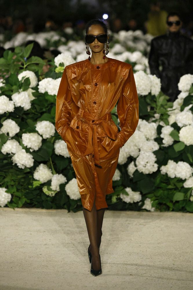 Saint Laurent, moda wiosna–lato 2026 (SS26): miękka konstrukcja i rzeźbiarska forma, Tydzień Mody w Paryżu, fot. East News