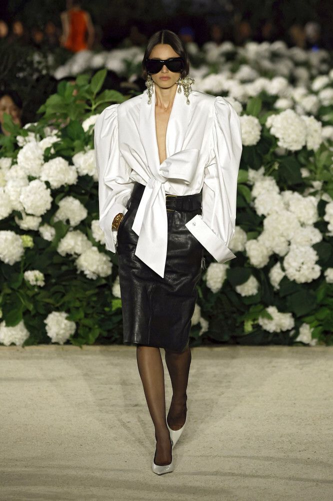 Saint Laurent SS26: szeroka linia ramion i wyraziste rękawy jako trend wiosna–lato 2026, Paryż, fot. East News