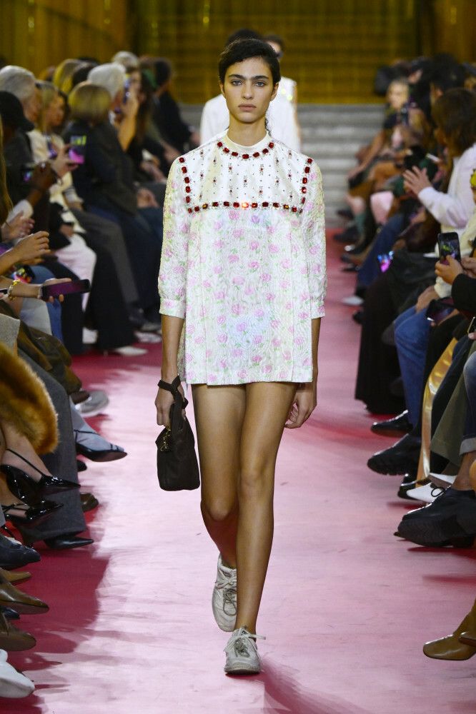 Miu Miu SS26: print i detal stylizacji, trend wiosna–lato 2026, Paryż, fot. East News