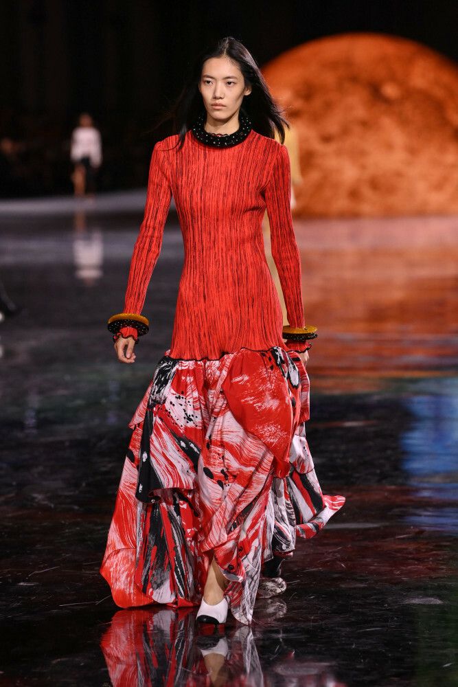 Chanel SS26: mocny kolor jako komunikat, trend moda wiosna–lato 2026, Paryż, fot. East News