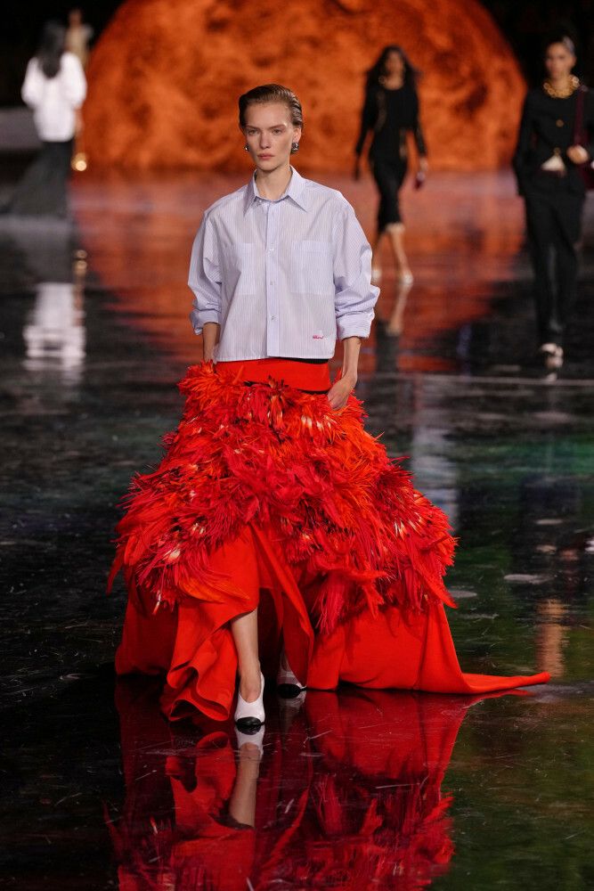 Chanel SS26: frędzle i pióra jako ruchoma faktura, trend wiosna–lato 2026, Paryż, fot. East News