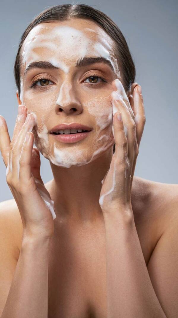 kobieta dokonująca demakijażu 