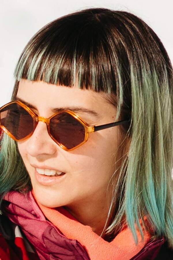 Krótka grzywka nad brwi