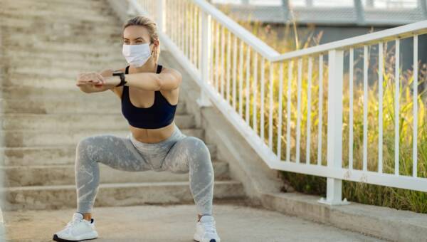 ćwicząca kobieta w masce