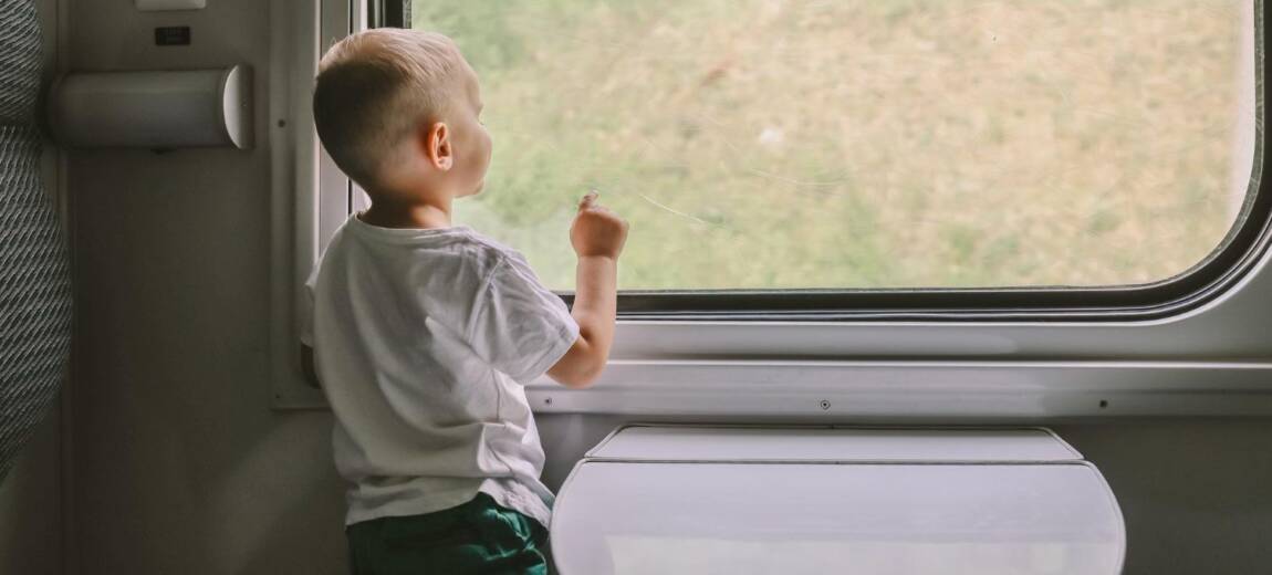 dziecko jadące w pociągu