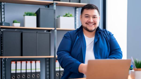 mężczyzna w koszuli plus size