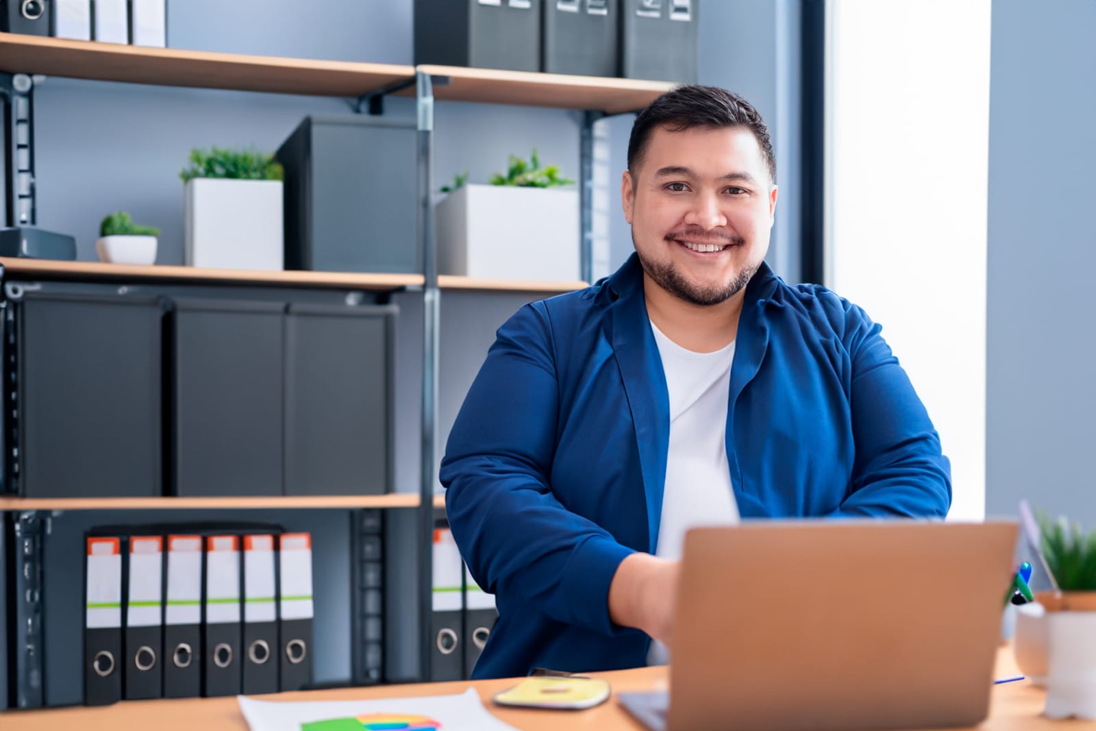 mężczyzna w koszuli plus size