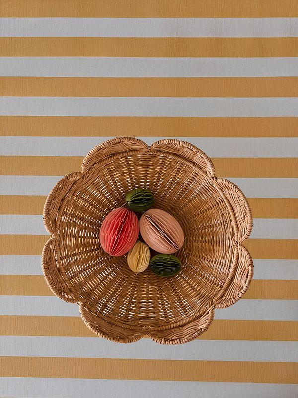 Rodzinny stół na Wielkanoc – kolorowe detale, ceramika i wiosenne dekoracje w radosnym stylu