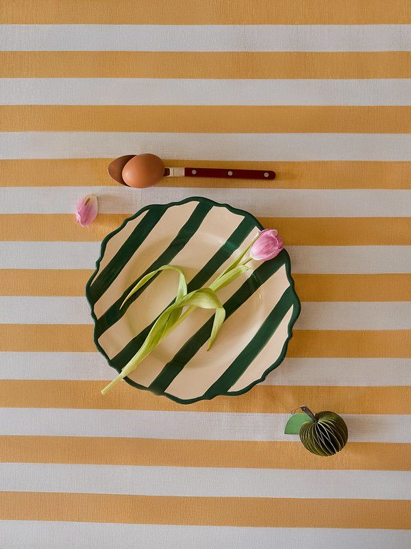 Naturalne dekoracje wielkanocne – wiosenna ceramika i dodatki, aranżacja Westwing