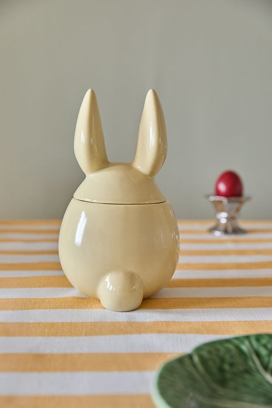 Naturalna aranżacja stołu na Wielkanoc – len, zieleń i jasne dekoracje w wiosennym stylu