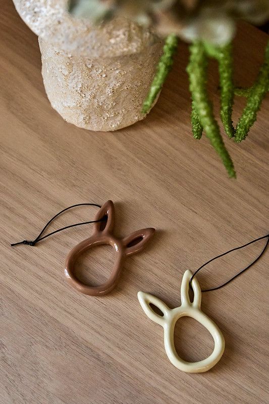 Elegancka aranżacja stołu z ceramiką wielkanocną – neutralne kolory i minimalistyczne dekoracje