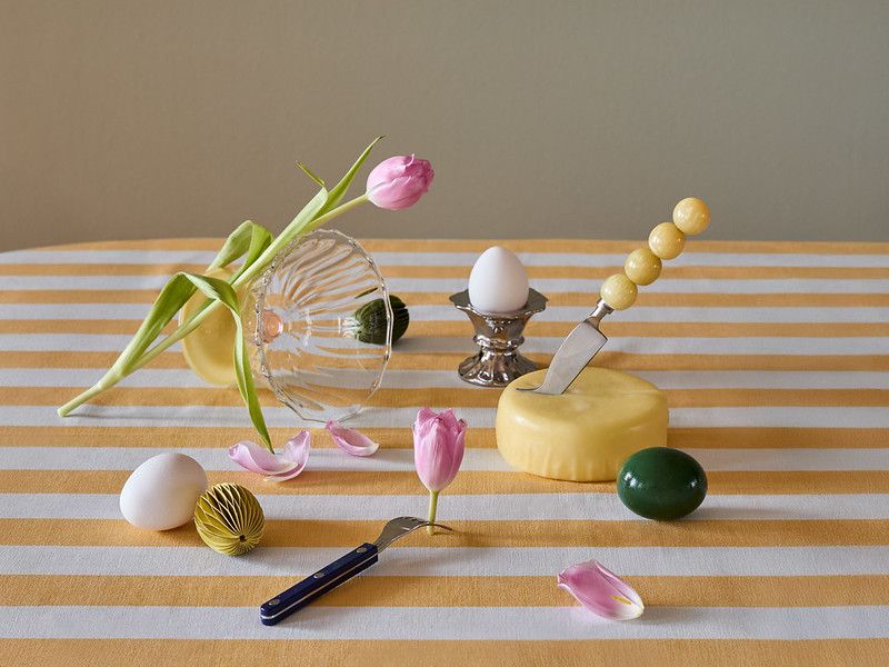 Trend 2026: paski na wielkanocnym stole – wiosenna zastawa i tekstylia w paski w jasnej aranżacji