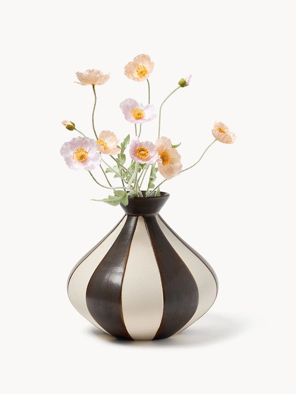 Naturalna Wielkanoc – dekoracje stołu w jasnych kolorach, len i zieleń, aranżacja Westwing