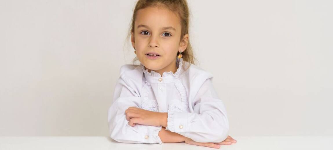 siedząca dziewczynka w wieku szkolnym