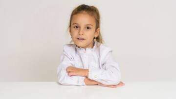 siedząca dziewczynka w wieku szkolnym