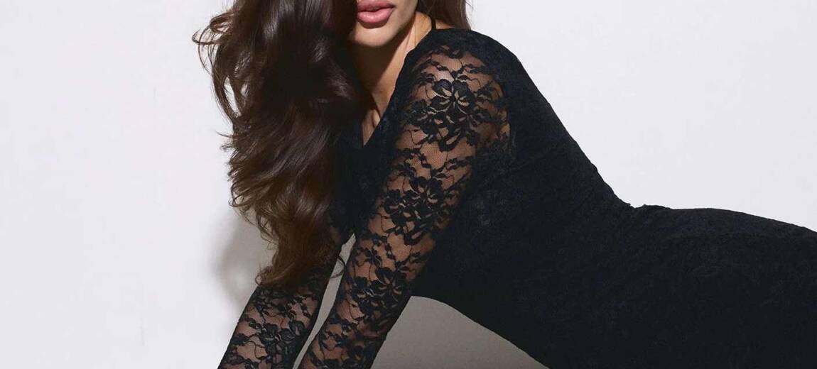 koronkowa-sukienka-mini z rozkloszowanym ręakwem