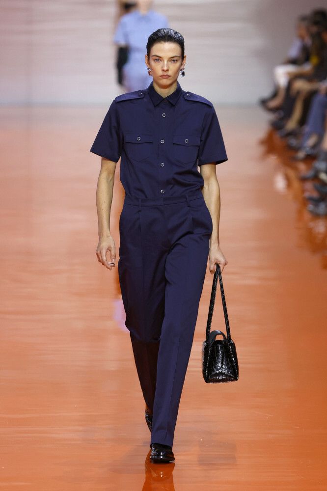 Pokaz Prada wiosna lato 2026 – ciemny denim i total look w odcieniu indygo (fot. East News)