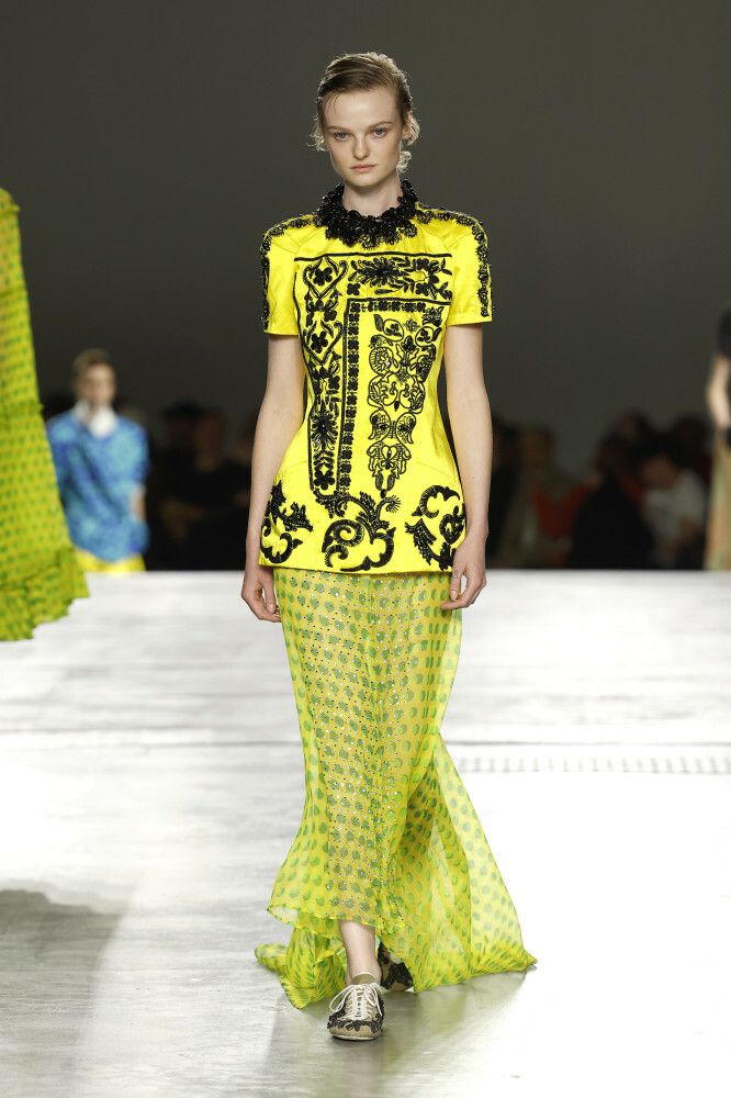Dries Van Noten wiosna-lato 2026: żółta tunika z czarnym haftem i spódnica w grochy w tonacji lime/wasabi na wybiegu