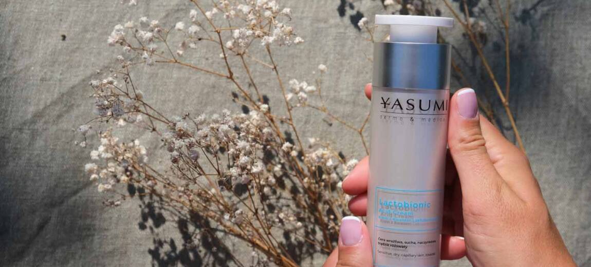 Kwas laktobionowy na twarz – Yasumi Lactobionic Acid Cream w dłoniach, krem do cery wrażliwej i naczynkowej