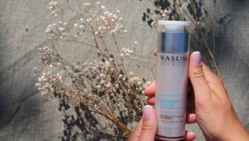 Kwas laktobionowy na twarz – Yasumi Lactobionic Acid Cream w dłoniach, krem do cery wrażliwej i naczynkowej