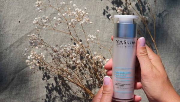 Kwas laktobionowy na twarz – Yasumi Lactobionic Acid Cream w dłoniach, krem do cery wrażliwej i naczynkowej