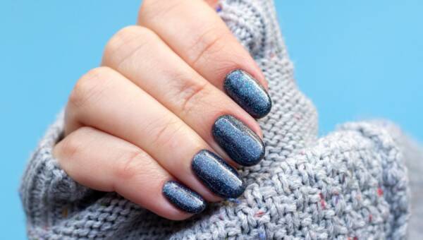 niebieskie metaliczne paznokcie
