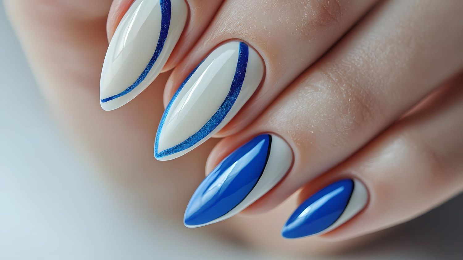 niebiesko białe paznokcie