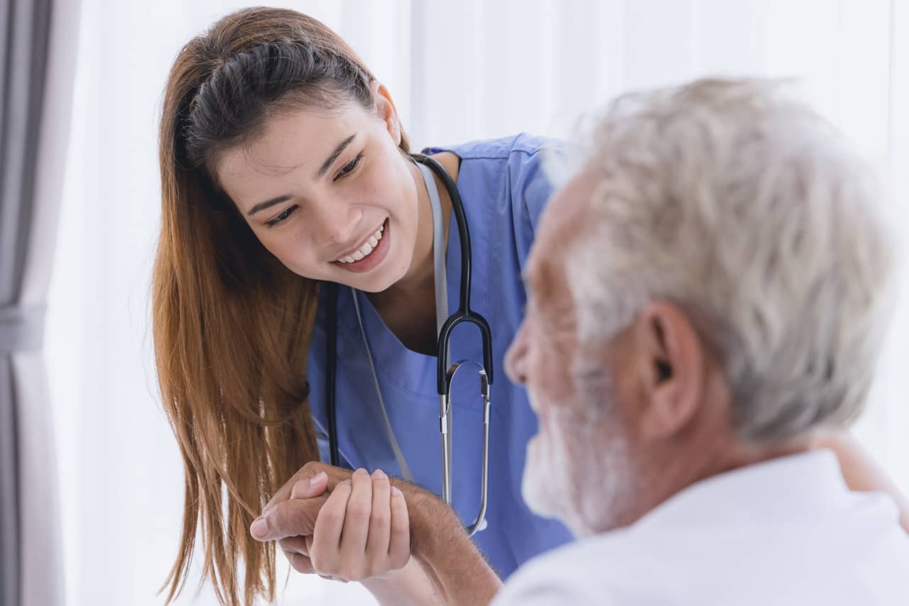 pielęgniarka opiekująca się seniorem