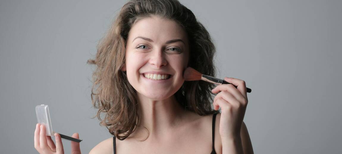 kobieta robiąca makijaż z pędzelkiem