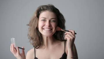 kobieta robiąca makijaż z pędzelkiem