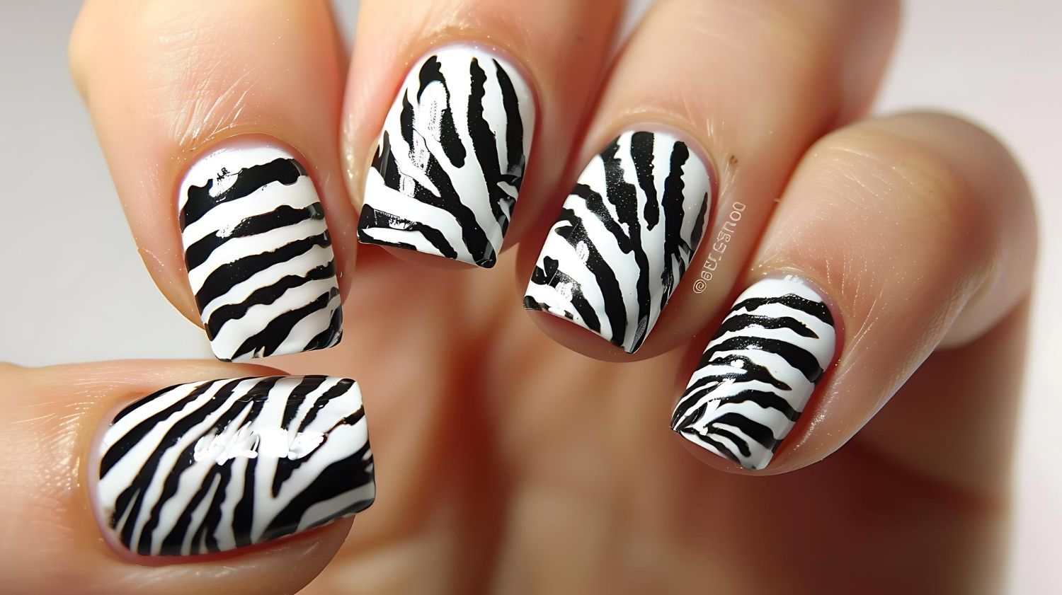 zebra na paznokciach