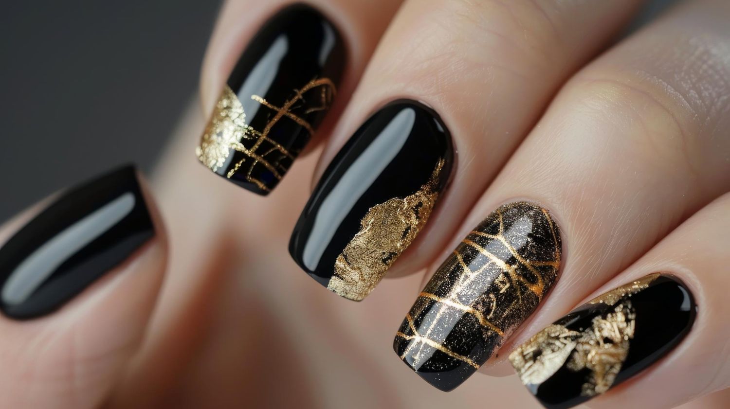 złote płatki na czarnych paznokciach