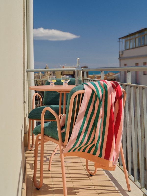 Tekstylia outdoor 2026 - koce i poduszki w paski