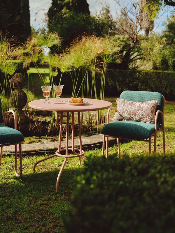 Harmonijny modny ogród 2026 - meble wkomponowane w naturę