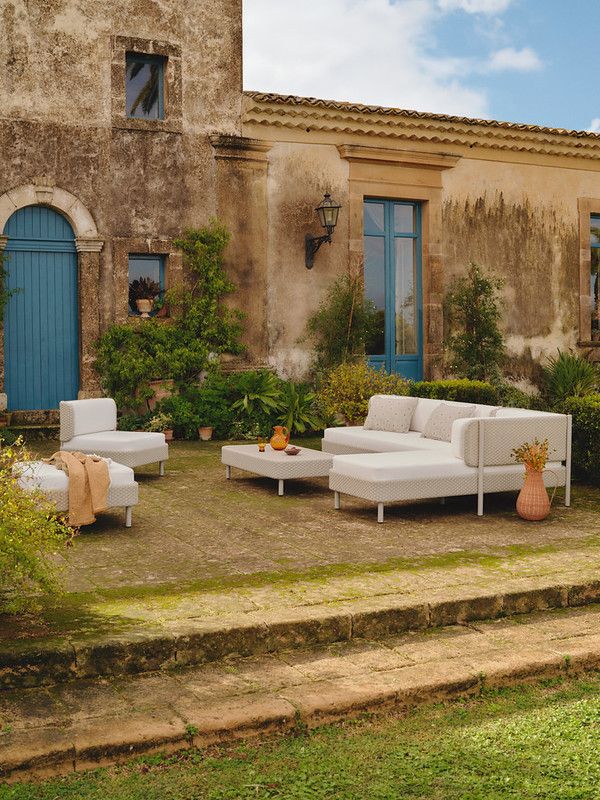 Modne meble na taras 2026 - plecione fotele i naturalne dodatki