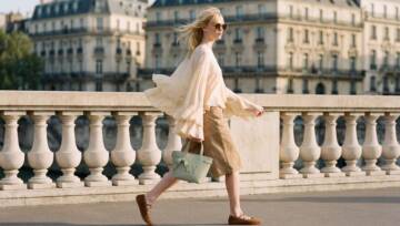 młoda kobieta idąca ulicą