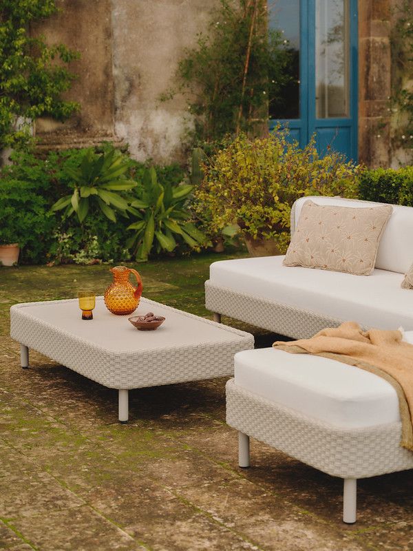 Białe meble na modny taras 2026 - lekkość i elegancja