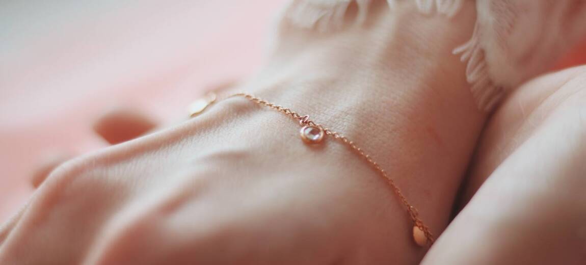 bransoletka delikatna na ręku kobiety