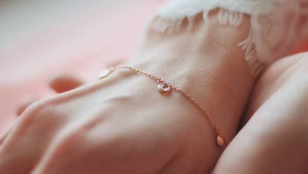 bransoletka delikatna na ręku kobiety