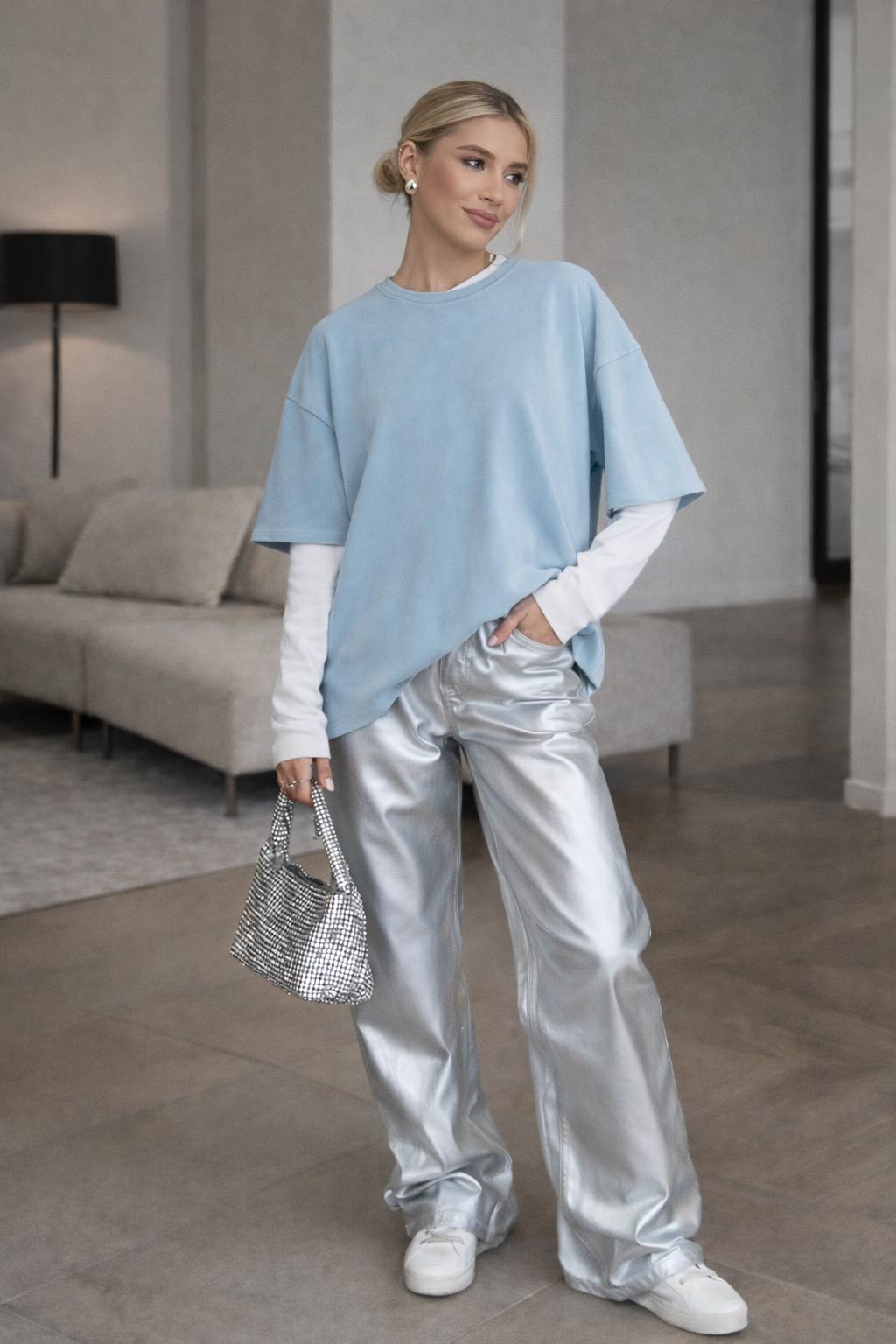 Dodatki srebrne i złote do złamanej bieli