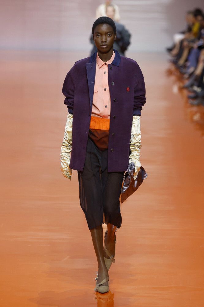 Pokaz Prada 2026 bakłażanowy fiolet jako trend na wiosnę i lato