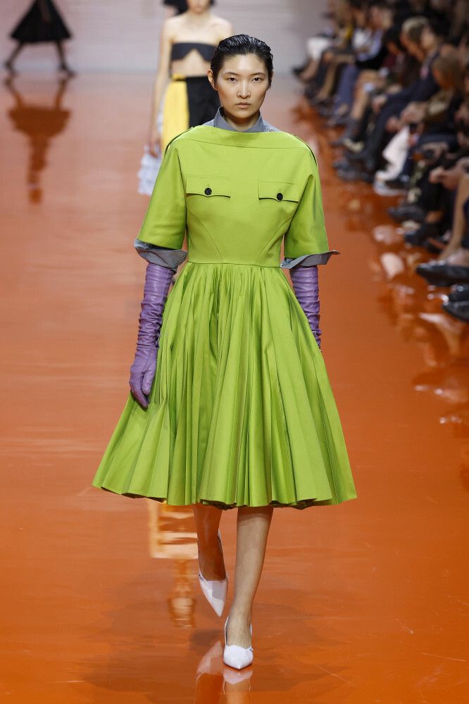 Wasabi green trend 2026 na pokazie Prada - modelka w limonkowej zieleni