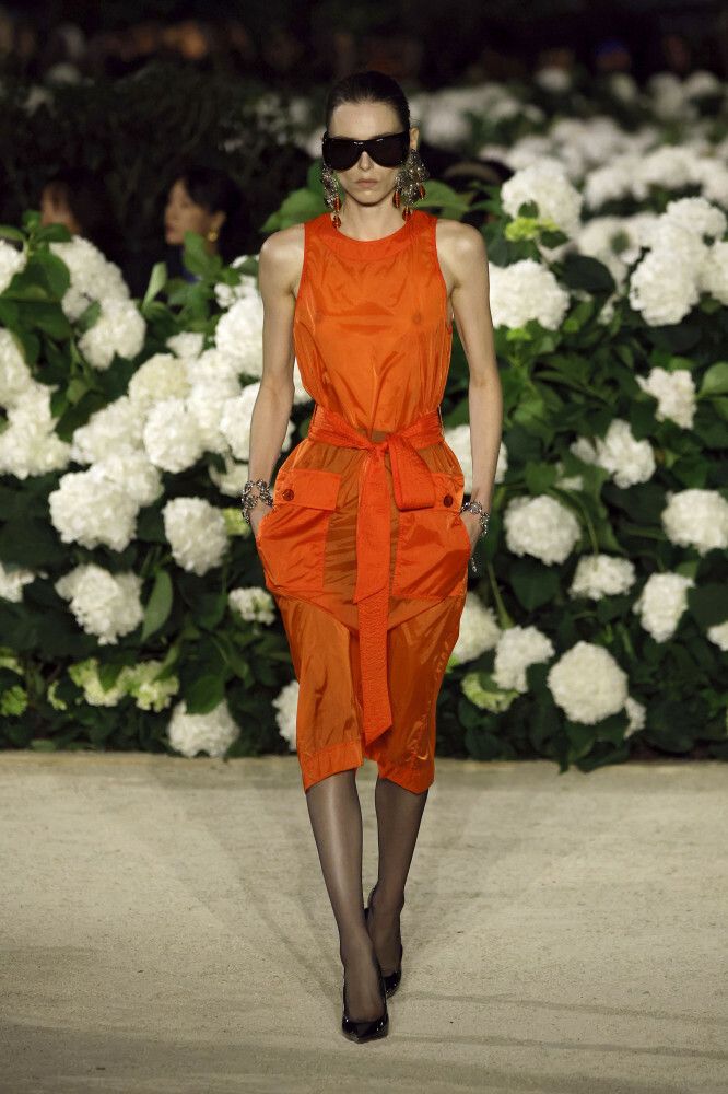 Letnia stylizacja w kolorze soczystej pomarańczy - pokaz Saint Laurent 2026